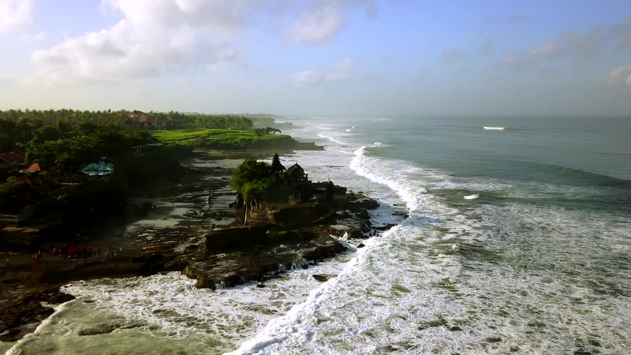 印尼巴厘岛，塔纳罗特寺美丽的空中景观镜头，有泡沫的波浪和海景。拍摄分辨率为4k视频素材