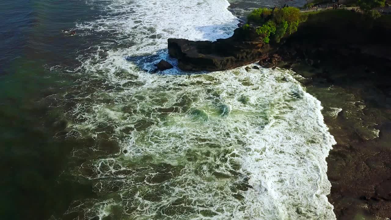 印度尼西亚巴厘岛，乌鲁瓦图神庙附近海岸的美丽鸟瞰图镜头，泡沫的波浪和悬崖。拍摄分辨率为4k视频素材