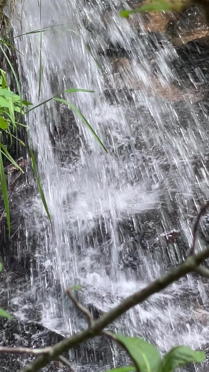 水在瀑布底部撞击岩石的特写视频下载