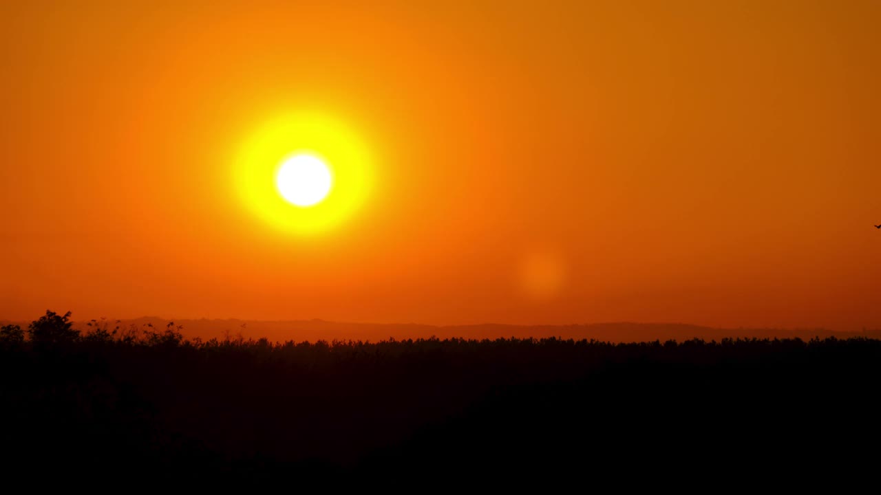 夕阳西下，大太阳从地平线上落下视频素材