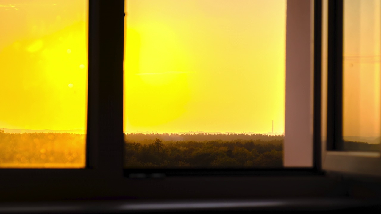 天空中的夕阳透过窗户的剪影，时间的流逝视频素材