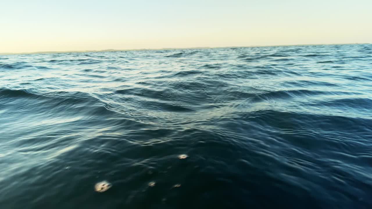 日落时的海浪视频素材