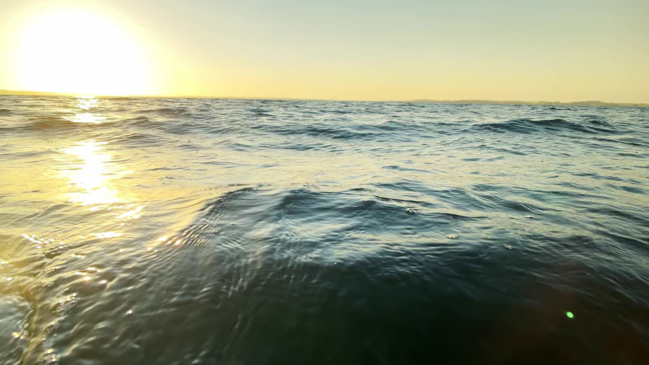 日落时的海浪，海上闪烁的阳光视频素材