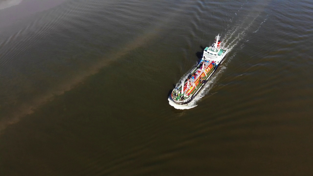 从空中俯瞰，液化石油气油轮正在蓝色的海面上高速行驶。关于炼油业务，运输，进出口，石油和液化石油气。视频素材