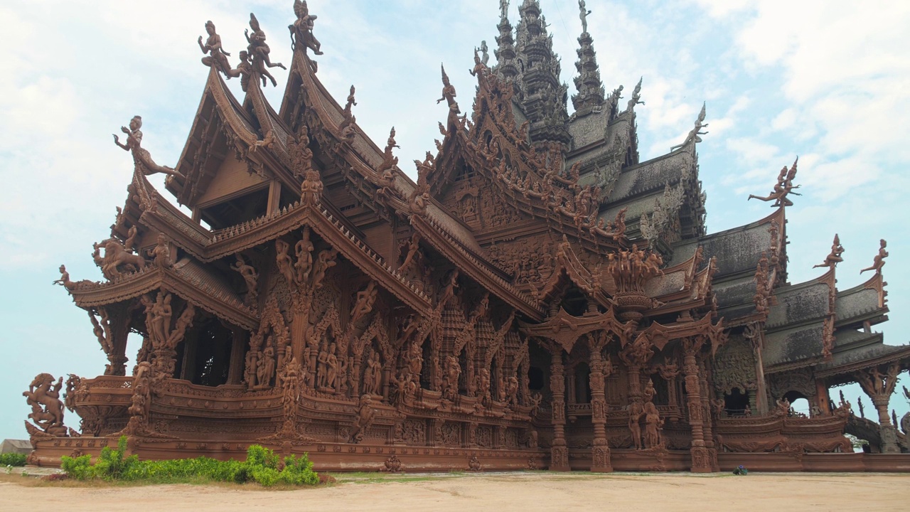 真理圣殿(Prasat Sut Ja-Tum)，位于泰国芭堤雅郊外的美丽的木制寺庙，位于海边，令人惊叹的泰国旅游概念。视频素材