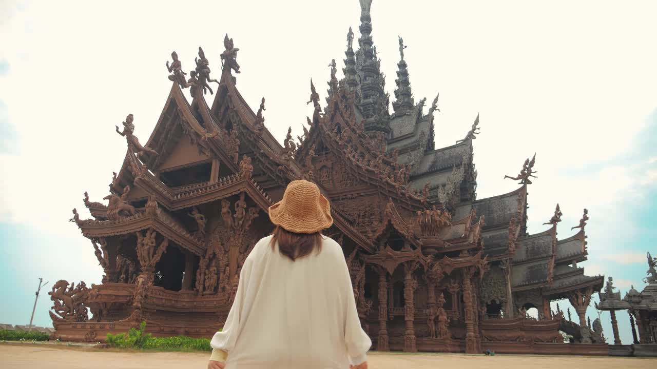 真理圣殿(Prasat Sut Ja-Tum)，位于泰国芭堤雅郊外的美丽的木制寺庙，位于海边，令人惊叹的泰国旅游概念。视频素材