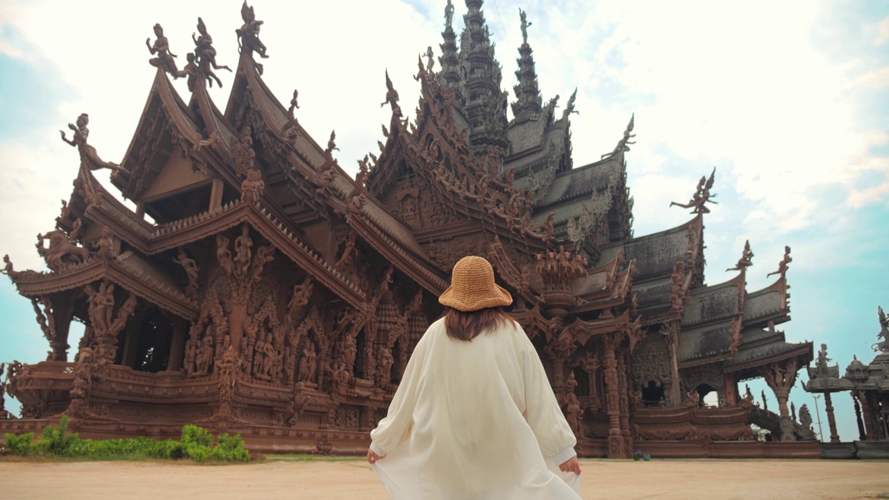 真理的避难所(Prasat Sut Ja-Tum)，女人的后视镜
游客在美丽的泰国木制寺庙内部在芭堤雅泰国，惊人的泰国旅游概念。视频素材