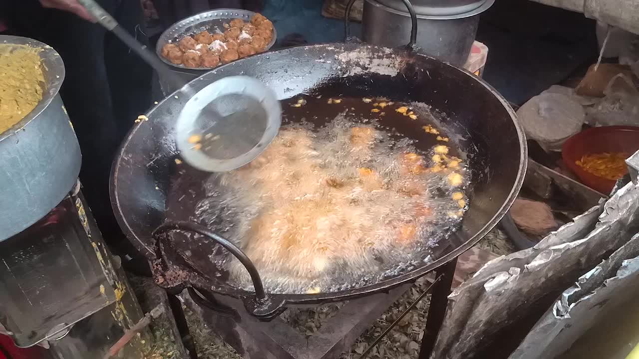 肉排正在一家快餐店的厨房里制作视频下载