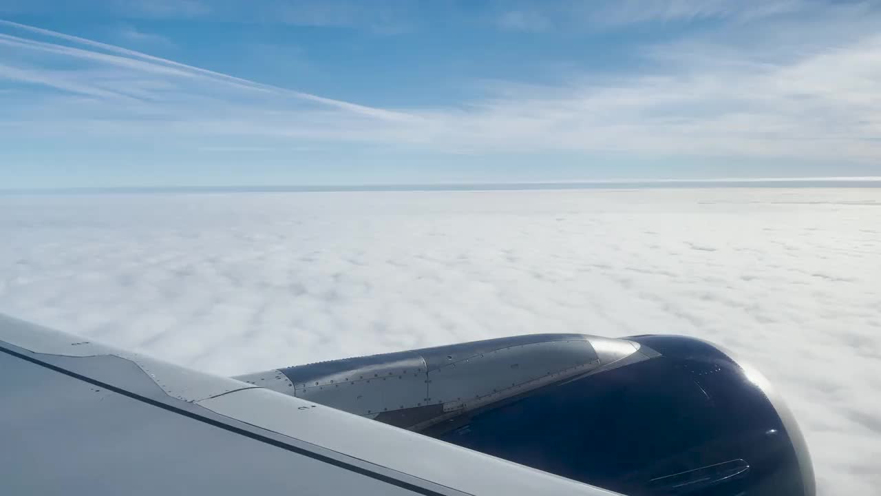 4k飞越云端(天，侧视图)-循环视频素材