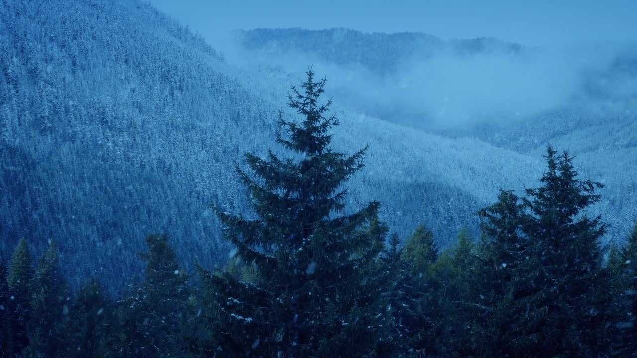 黄昏时分山上的雪景视频素材