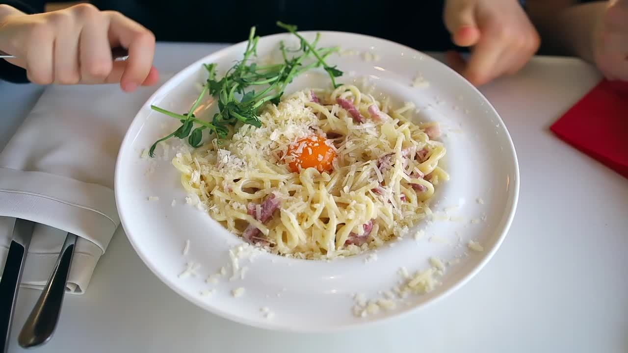 餐厅的干酪意面视频素材