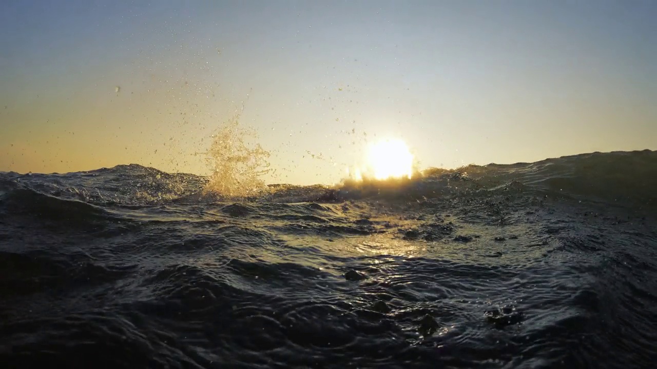 快乐的人享受夏天的假期，双手张开在海上背光从夕阳在背景视频素材