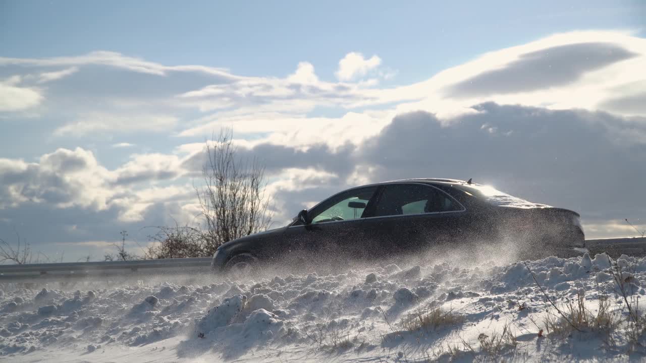 暴风雪给交通带来危险，道路崎岖，大风吹雪视频素材