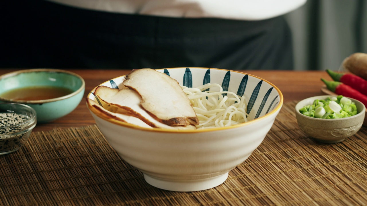 日本拉面亚洲汤面配牛肉或鸡肉，蘑菇和鸡蛋，厨师在传统的韩国中餐烹饪。接近美味的越南美食。视频素材