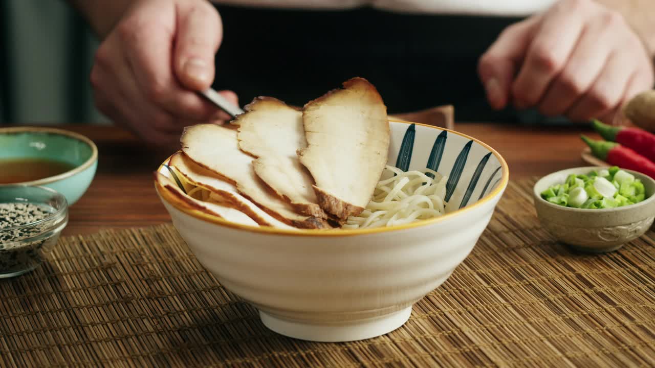 日式拉面亚洲汤面配牛肉或鸡肉，蘑菇和鸡蛋，厨师烹饪传统的韩国中餐。接近美味的越南美食。视频素材