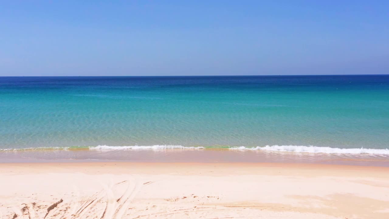 泰国普吉岛的海滩。美丽的热带海滩，蓝天白云。热带海滩，海浪冲击着空荡荡的海滩。安达曼海，沙滩和天空在美丽的夏日假期视频素材