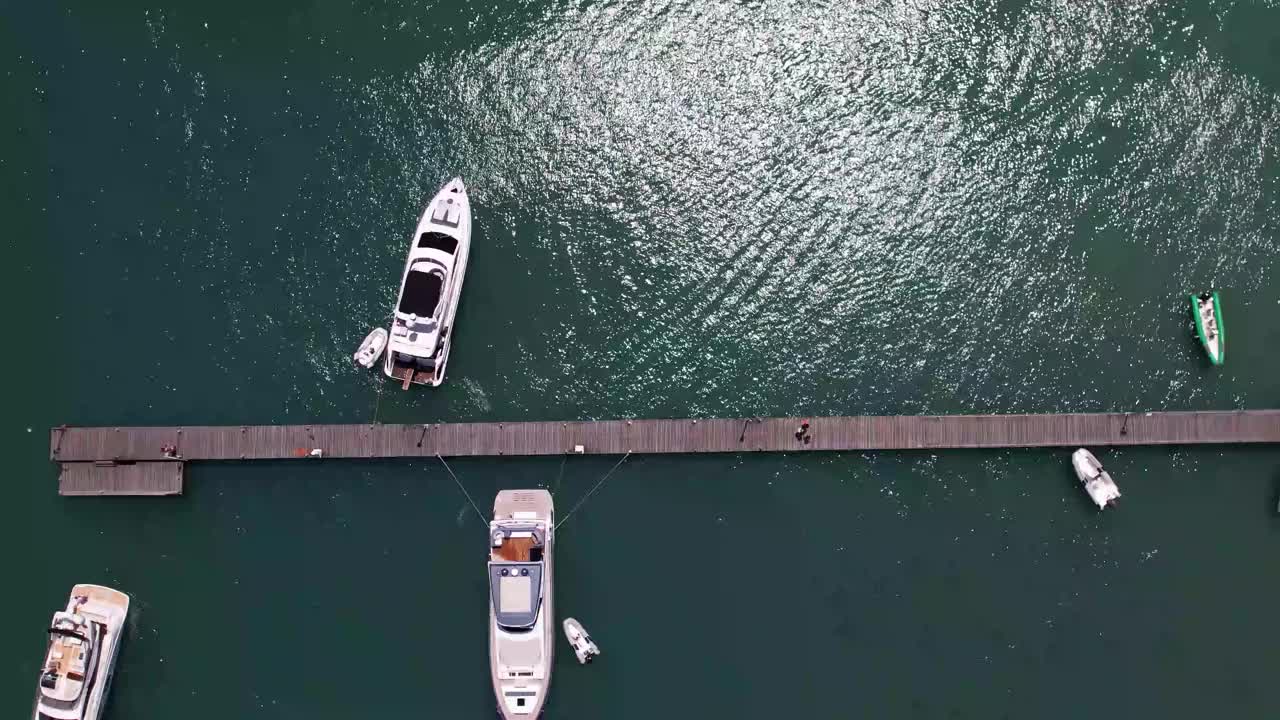 有海滩和大海的海湾里有小船和帆船视频素材