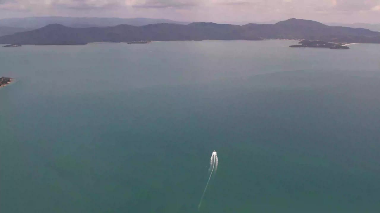 有海滩和大海的海湾里有小船和帆船视频素材