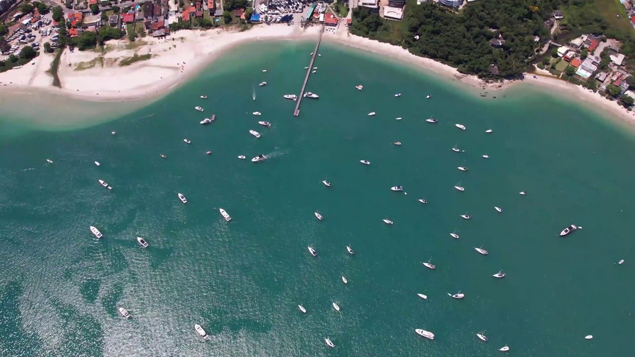 有海滩和大海的海湾里有小船和帆船视频素材