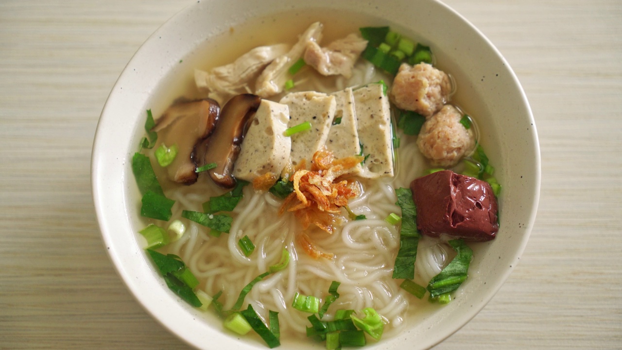 越南米粉汤，越南香肠，蔬菜和香脆的洋葱-亚洲食物的风格视频素材