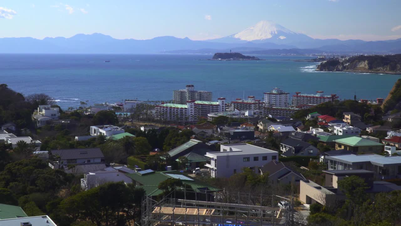 居民区以外的伊诺岛和富士山视频素材