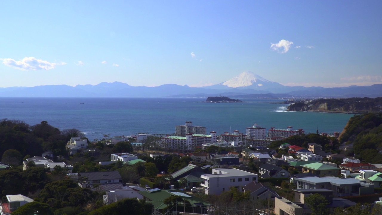 居民区以外的伊诺岛和富士山视频素材