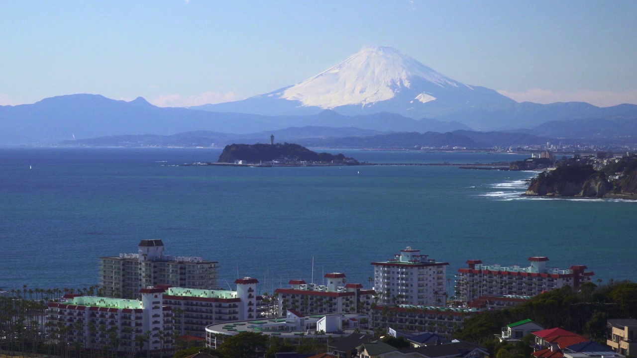 居民区以外的伊诺岛和富士山视频素材