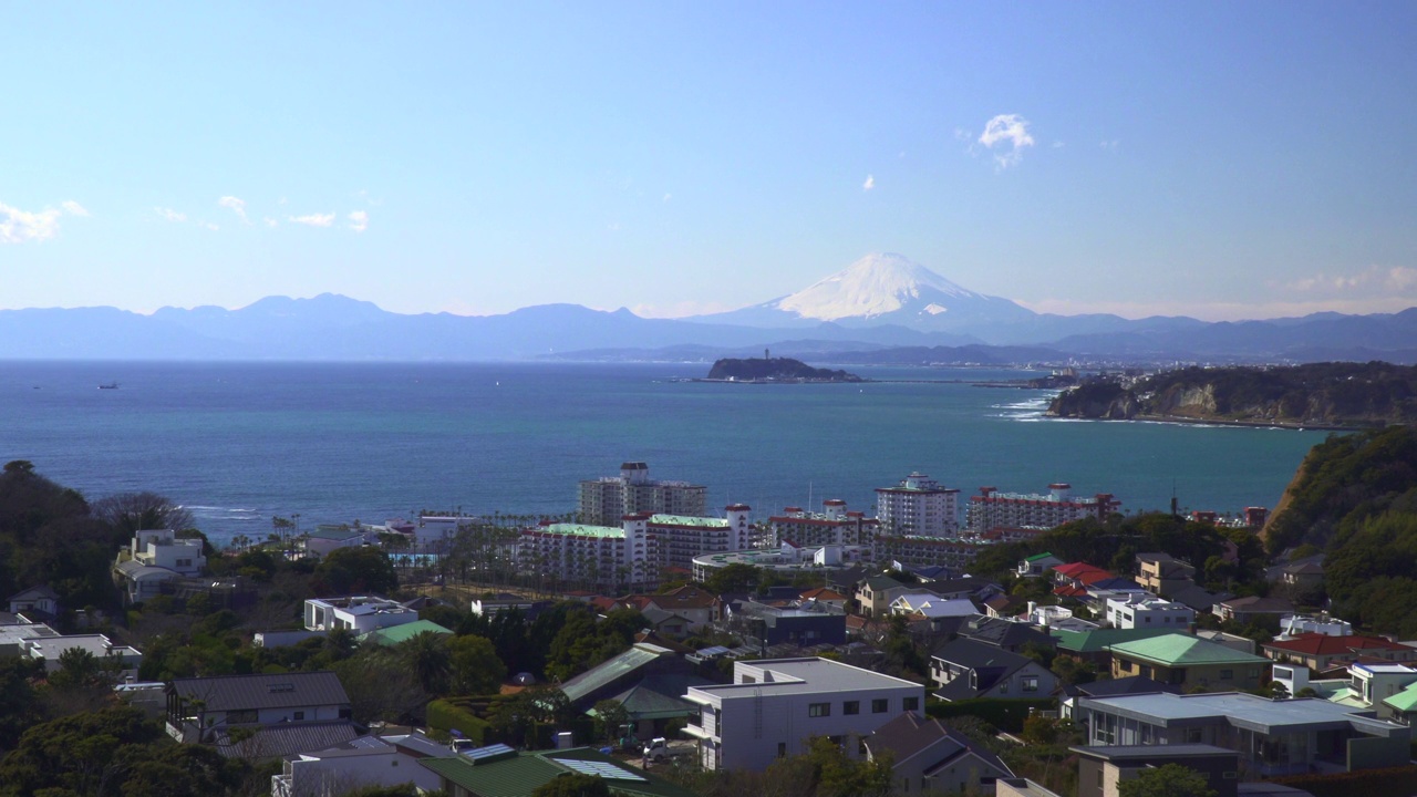 居民区以外的伊诺岛和富士山视频素材