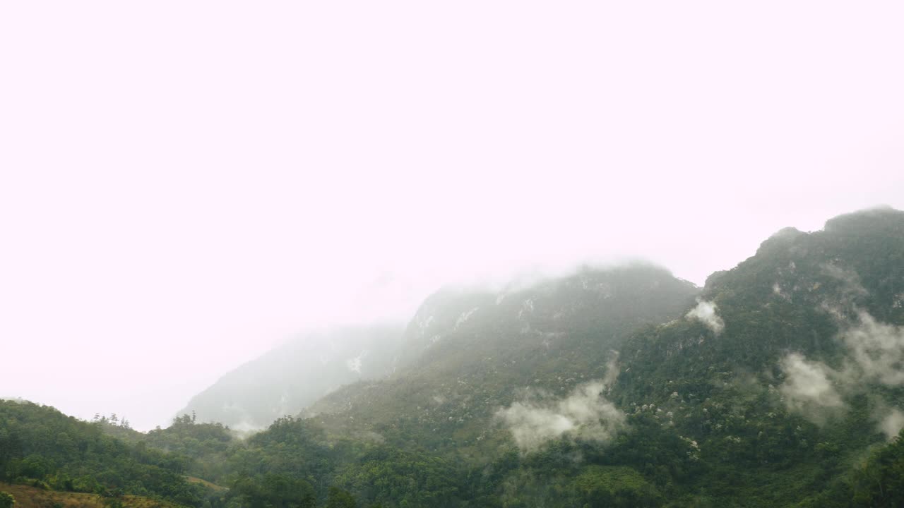 云雾笼罩着江道区的高山。泰国北部清迈省视频素材