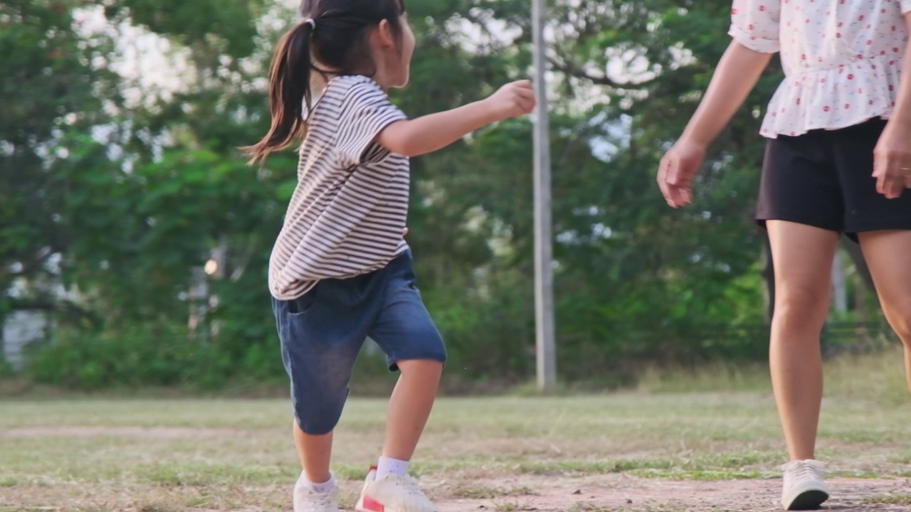 妈妈和孩子们一起在公园里玩耍。快乐的家庭在假期一起做活动。视频素材