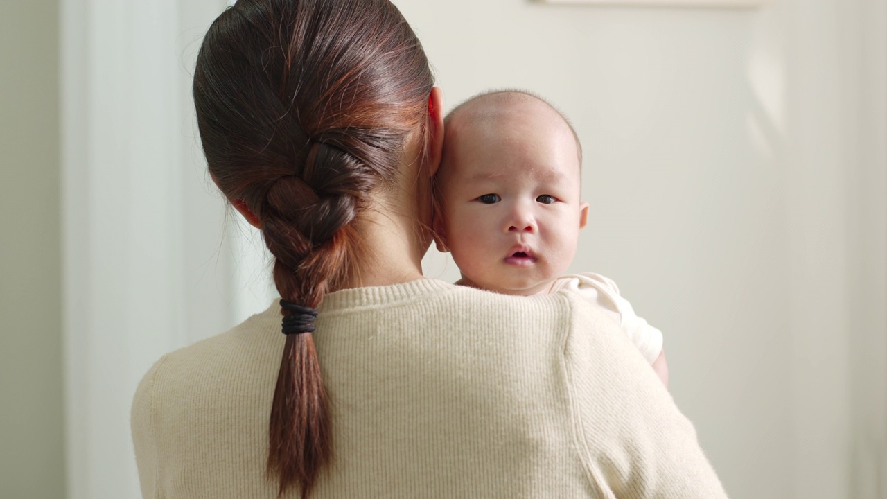 肖像微笑的亚洲母亲与她的新生婴儿视频素材