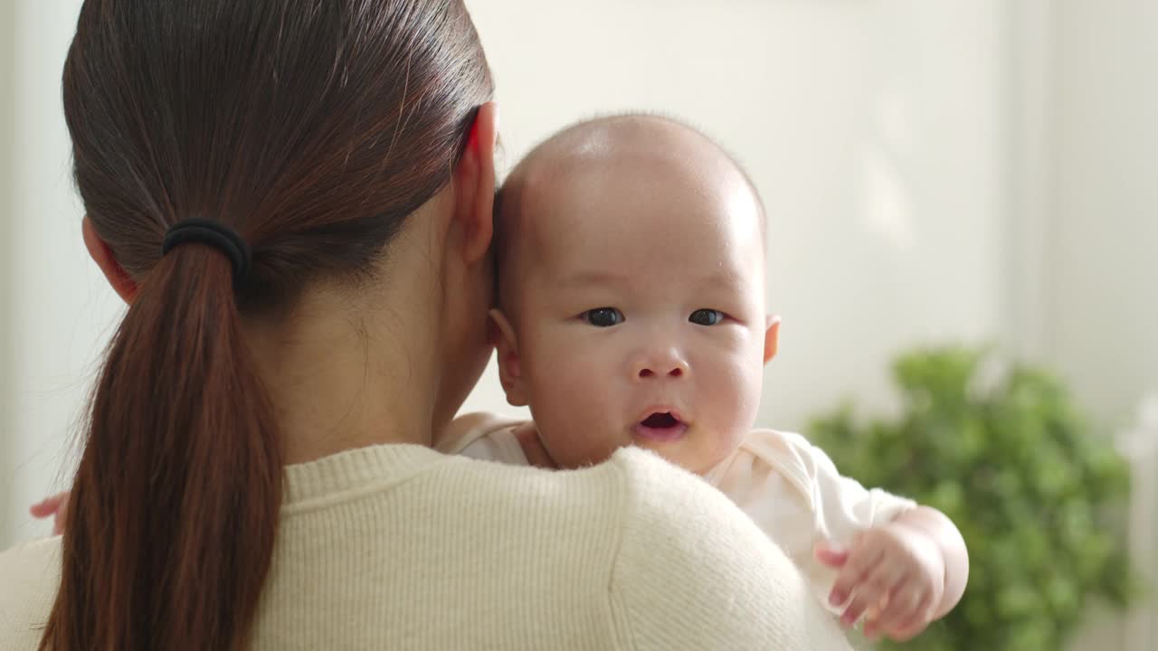 肖像微笑的亚洲母亲与她的新生婴儿视频素材