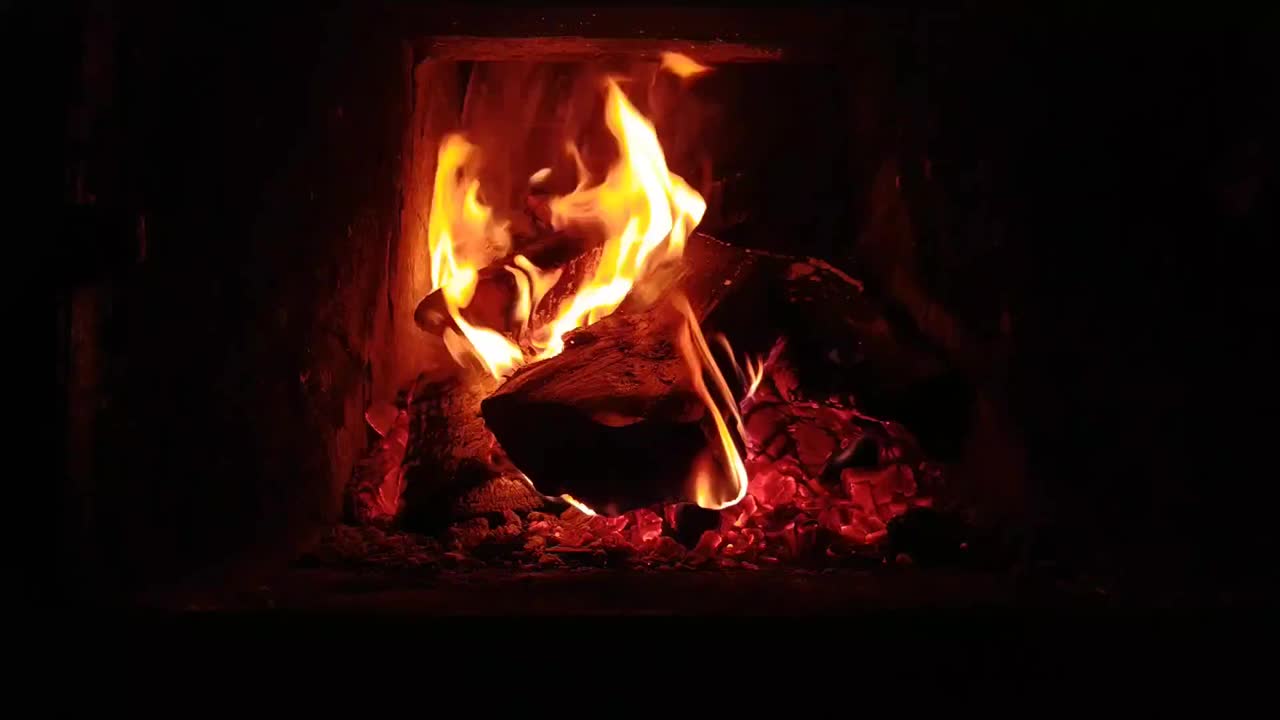 冬天的夜晚，在壁炉里放松炉火视频素材