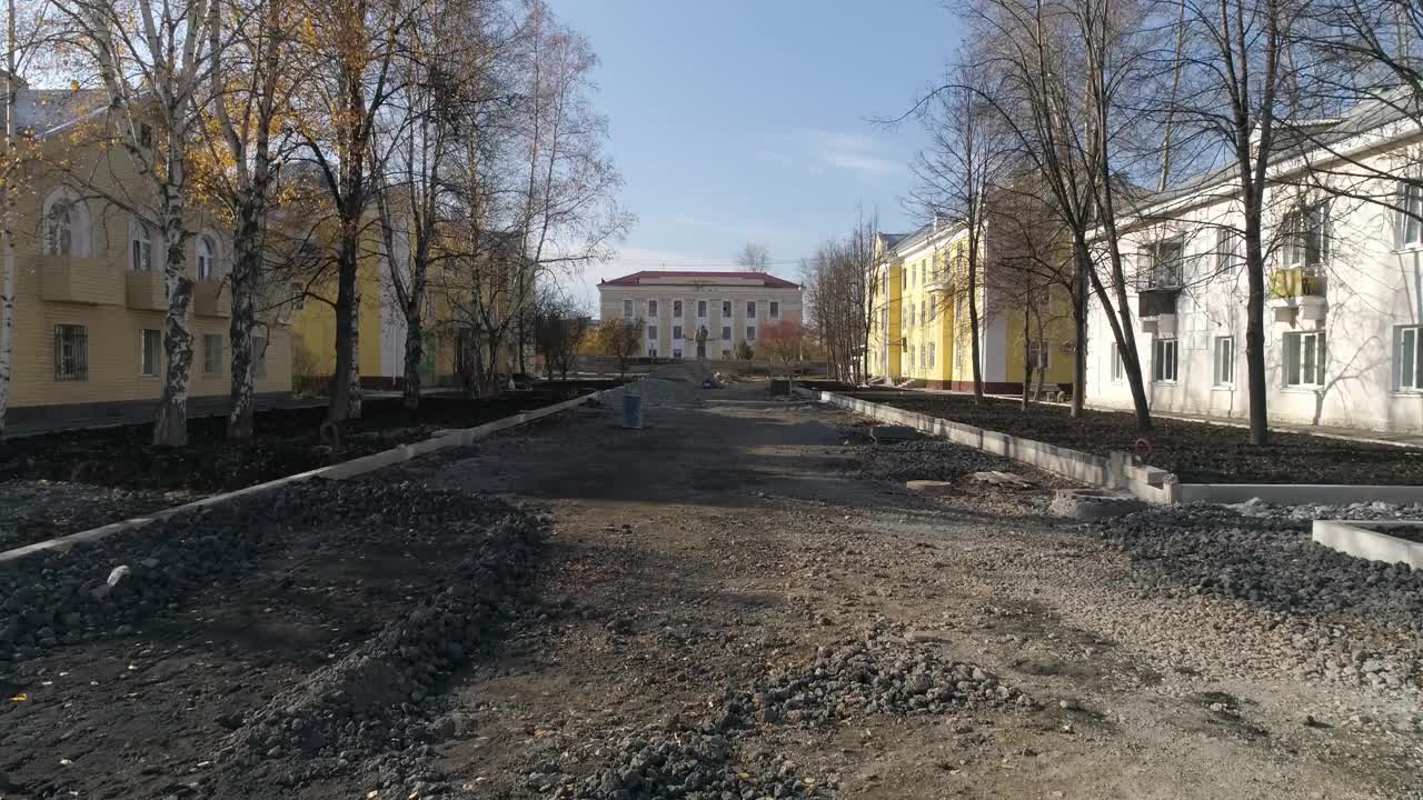 无人机视图建设道路和人行道与花坛在城市视频素材