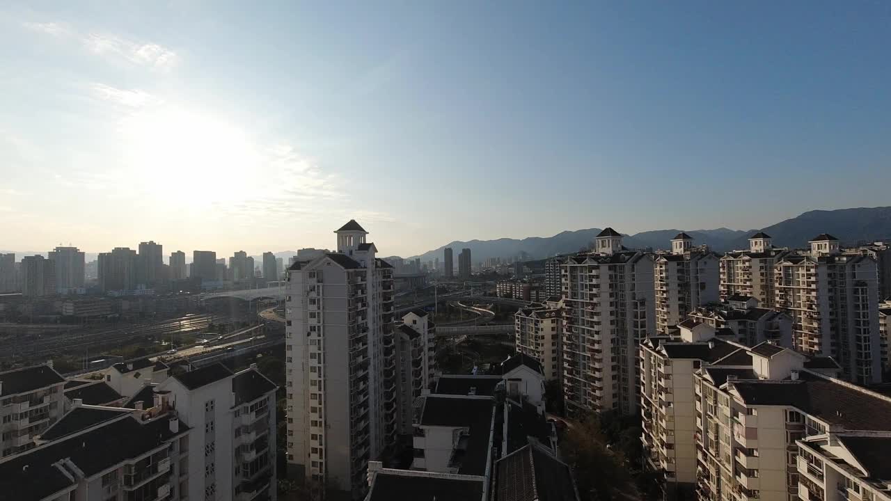 浪漫的天空，白天城市风景的延时摄影视频素材