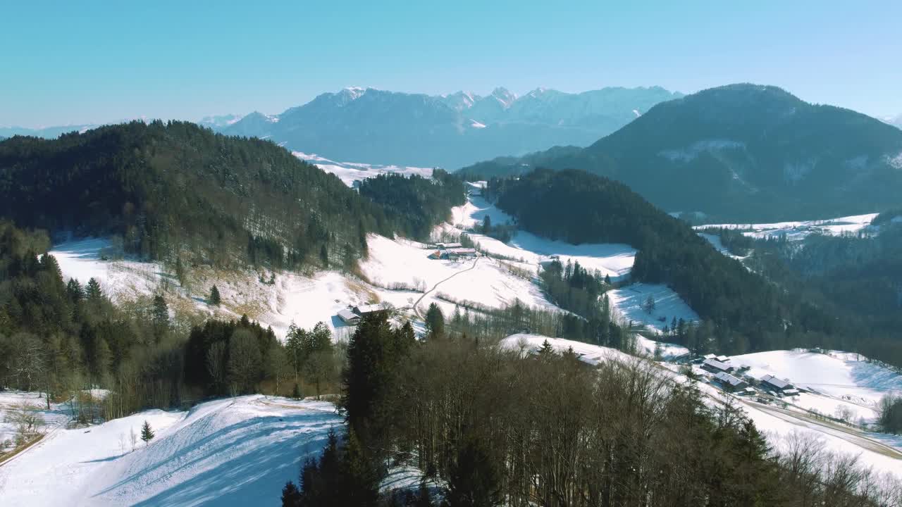 风景山顶冬季森林无人机飞行在冰天雪地的树顶在巴伐利亚，德国阿尔卑斯山梦幻的天然冰森林。从上方鸟瞰雪树。贝希特斯加登自然户外远足视频素材