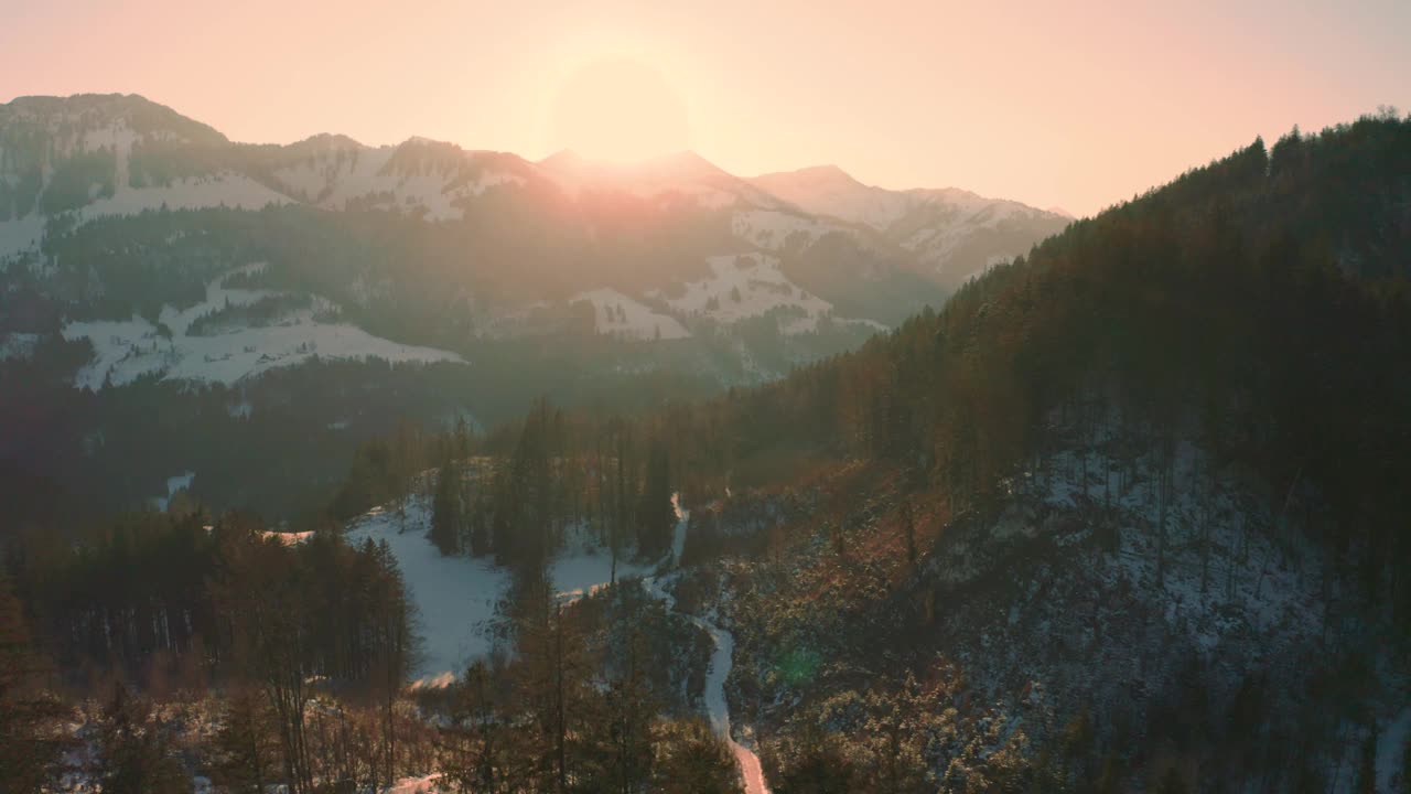 风景山顶冬季森林无人机飞行在冰天雪地的树顶在巴伐利亚，德国阿尔卑斯山梦幻的天然冰森林。从上方鸟瞰雪树。贝希特斯加登自然户外远足视频素材