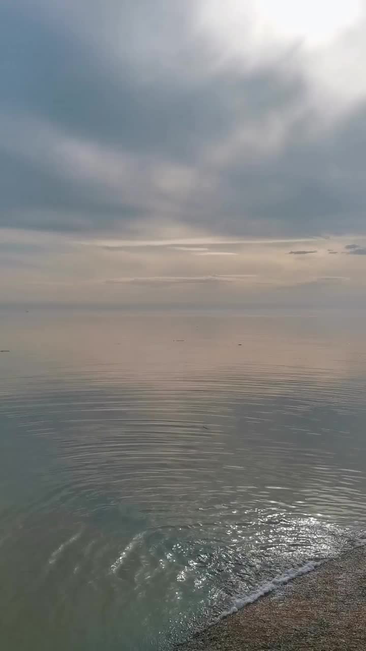 天空和大海。蓝色的颜色。春天的季节。冥想的视频视频下载