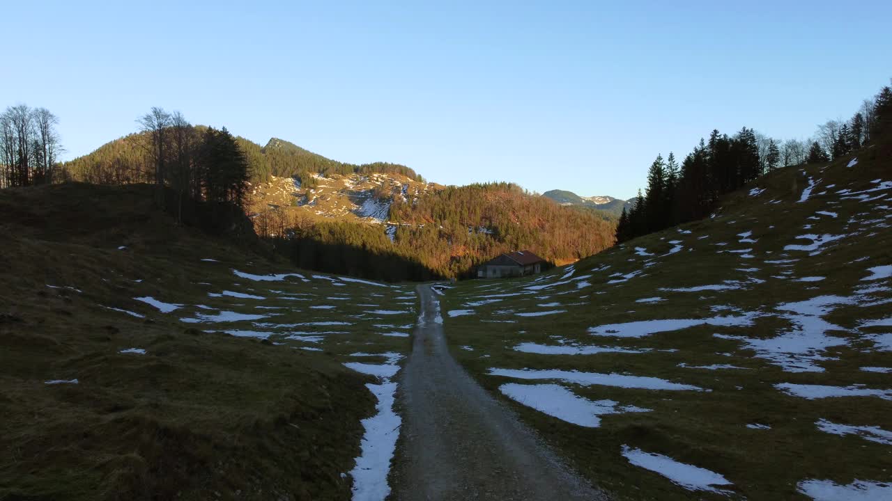 风景山顶冬季森林无人机飞行在冰天雪地的树顶在巴伐利亚，德国阿尔卑斯山梦幻的天然冰森林。贝希特斯加登和奥地利自然户外徒步旅行4K超高清分辨率。视频素材