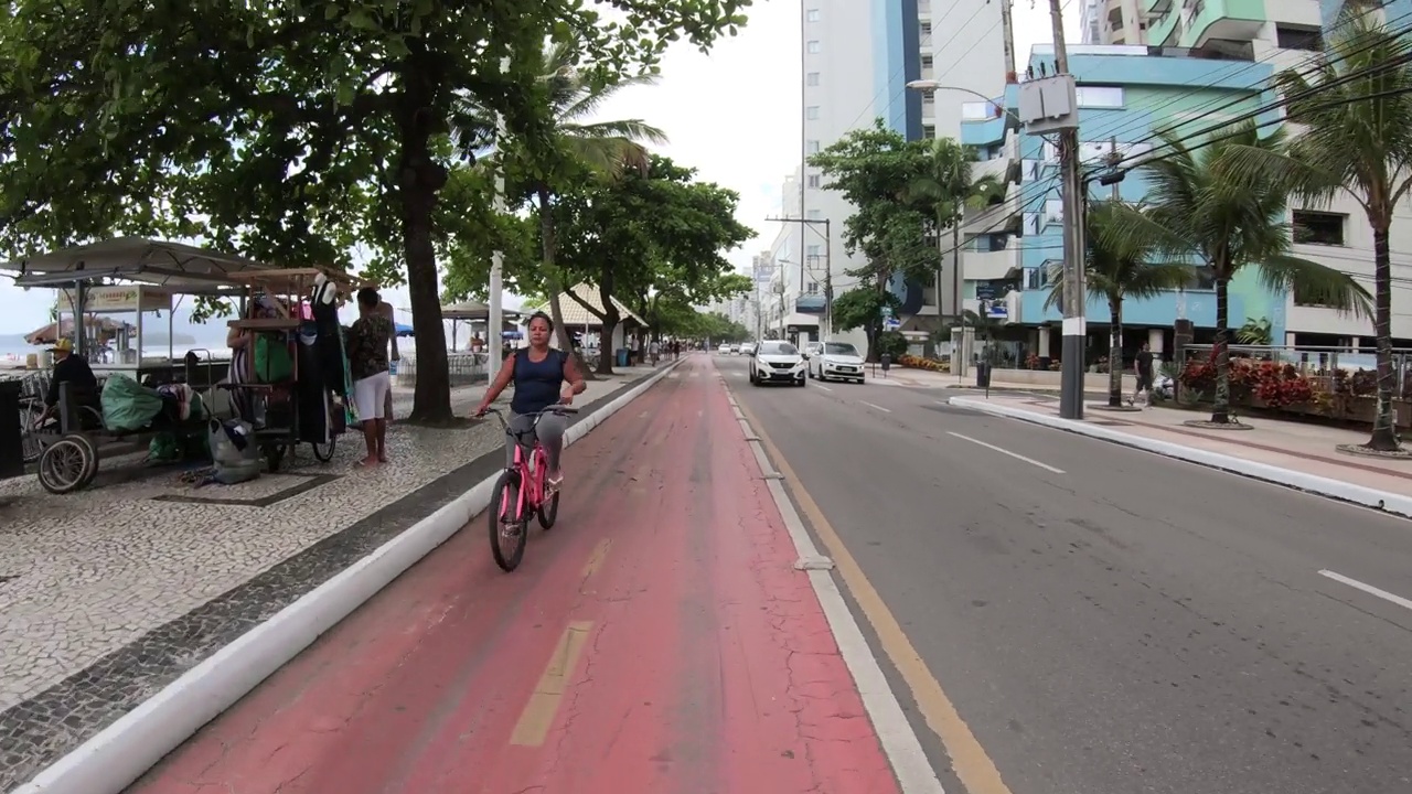 Camboriú海滩的自行车道视频素材