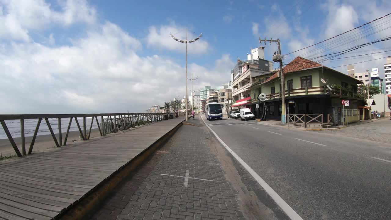 Itajaí海滩的自行车道视频素材