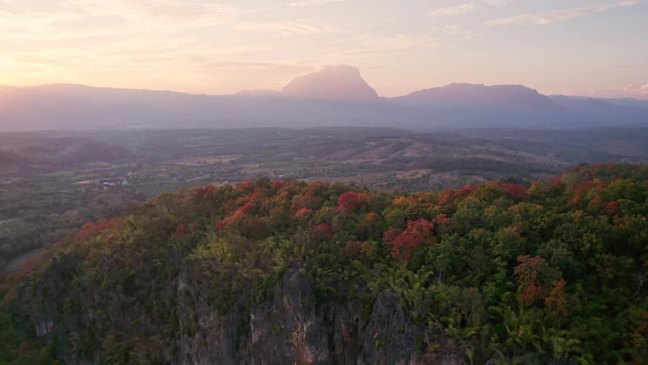 鸟瞰Doi Luang Chiang Dao山峰和乡村石灰岩山上的彩色森林视频素材