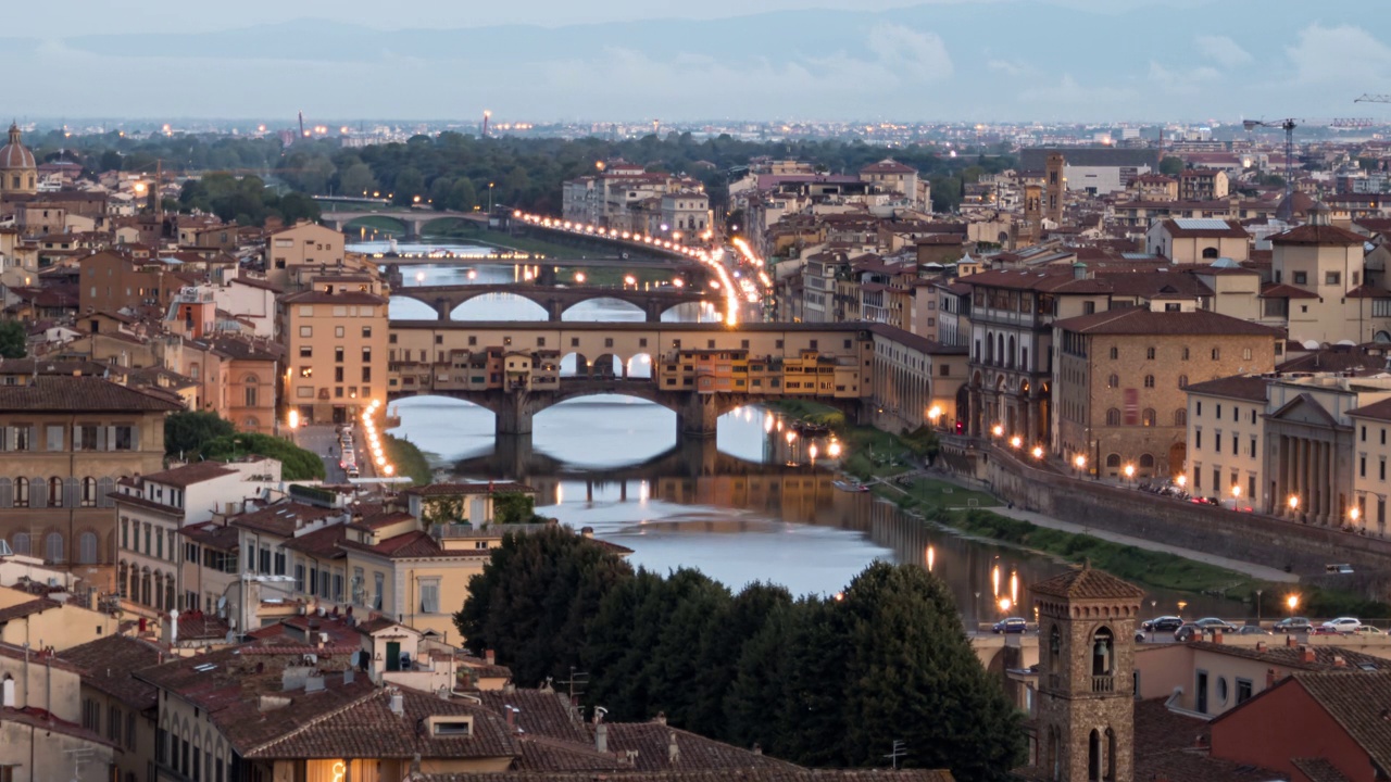 意大利佛罗伦萨的米开朗基罗广场(Piazzale Michelangelo)上，从夜晚到白天的空中过渡，可以看到意大利佛罗伦萨的米开朗基罗广场。视频素材