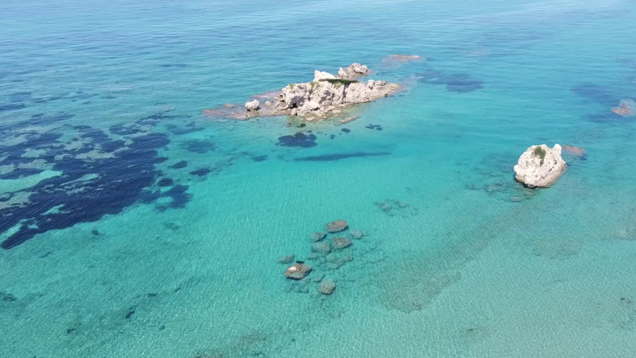 飞越哈利库纳斯海滩附近的小岩石岛屿视频下载