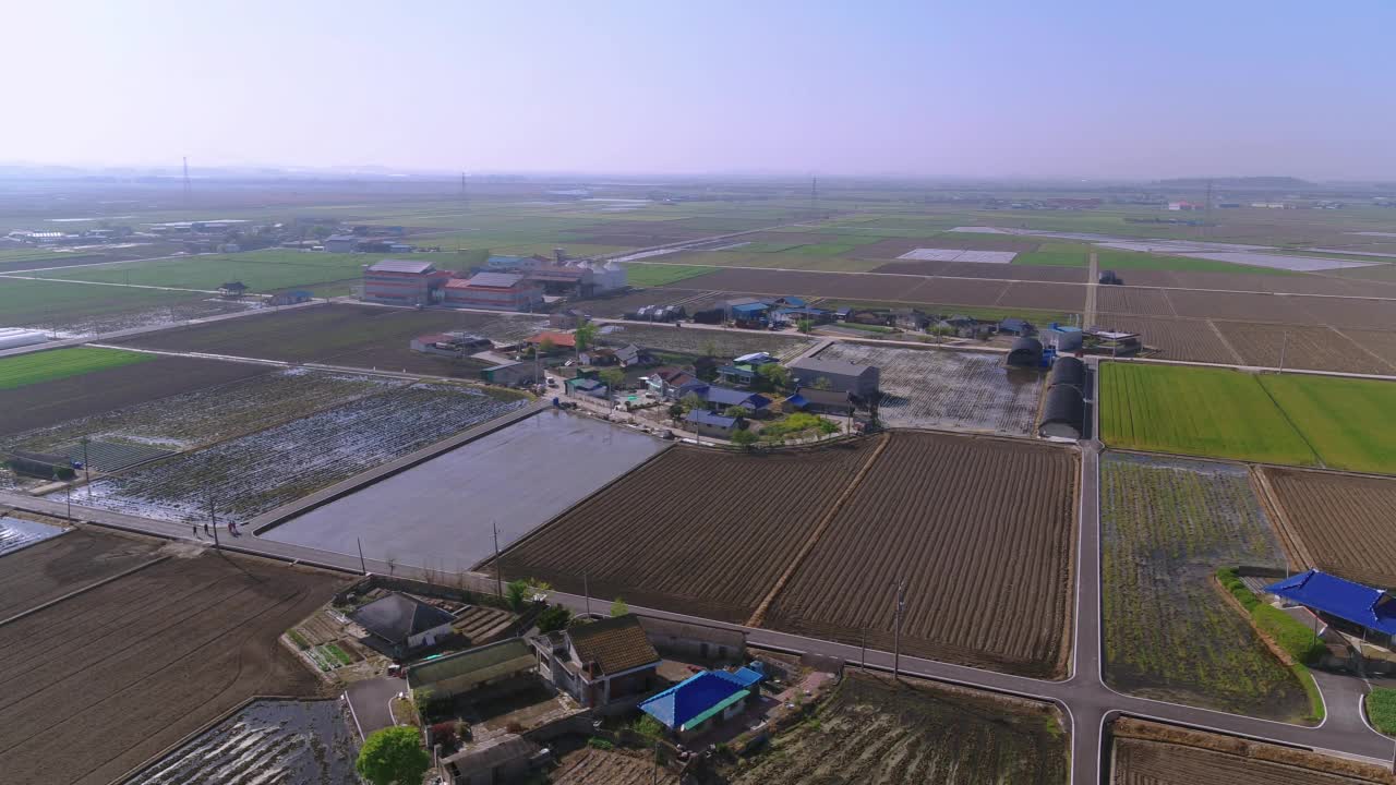 村庄和农田的风景/金济市，全北道，韩国视频素材