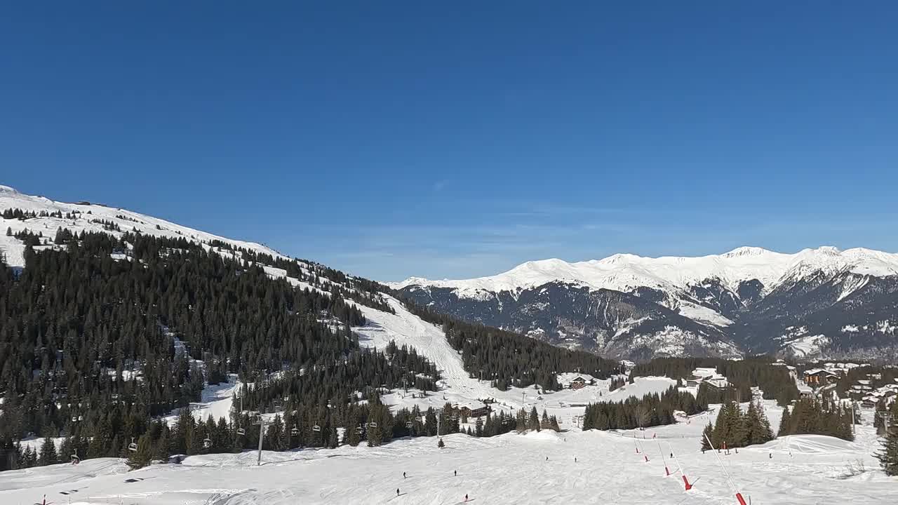 法国阿尔卑斯山冬季滑雪胜地的滑雪场视频素材