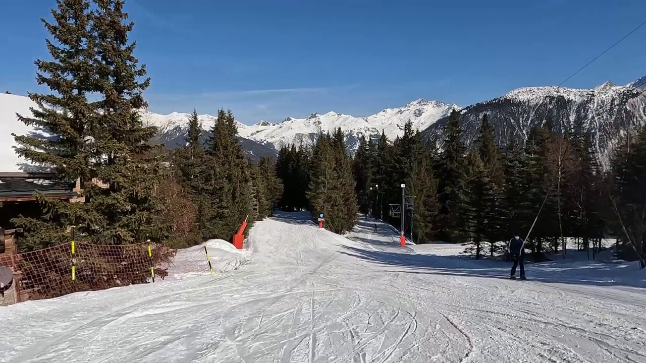 法国阿尔卑斯山冬季滑雪胜地的滑雪场视频素材