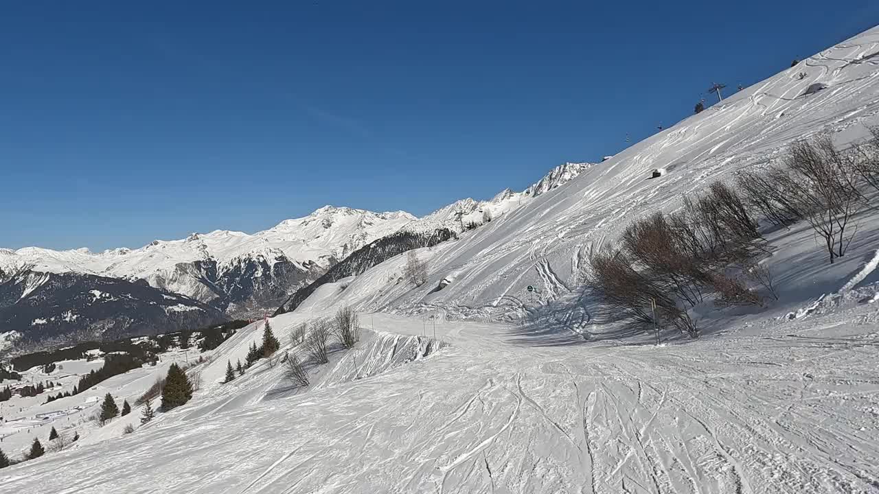 法国阿尔卑斯山冬季滑雪胜地的滑雪场视频素材