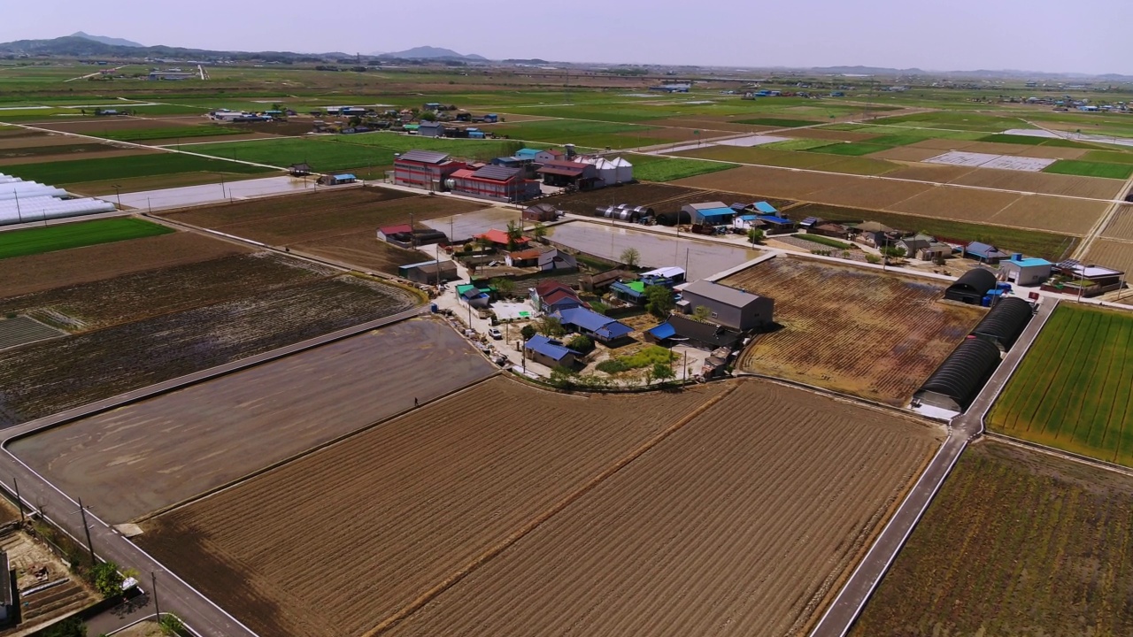 村庄和农田的风景/金济市，全北道，韩国视频素材