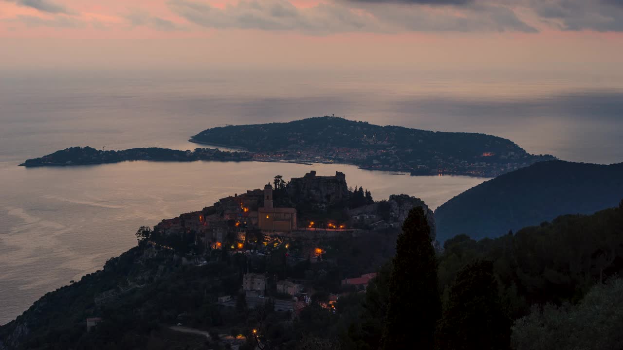 俯瞰地中海的Saint-Jean-Cap-Ferrat Eze村的日落。法国里维埃拉，阿尔卑斯海岸，法国视频素材